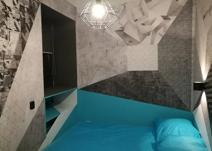 Hart & Art Gallery Hostel *